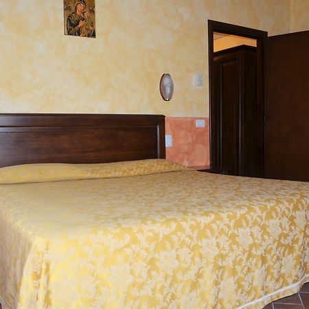 Hotel Oasi Neumann Кортона Екстериор снимка
