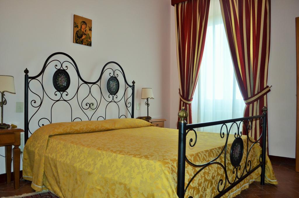 Hotel Oasi Neumann Кортона Екстериор снимка