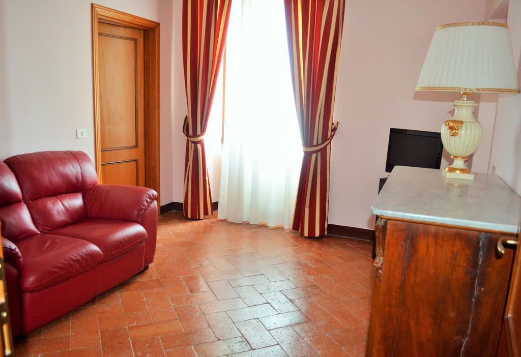 Hotel Oasi Neumann Кортона Екстериор снимка