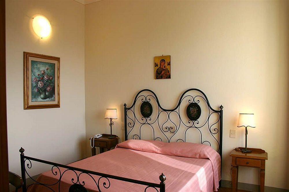 Hotel Oasi Neumann Кортона Екстериор снимка
