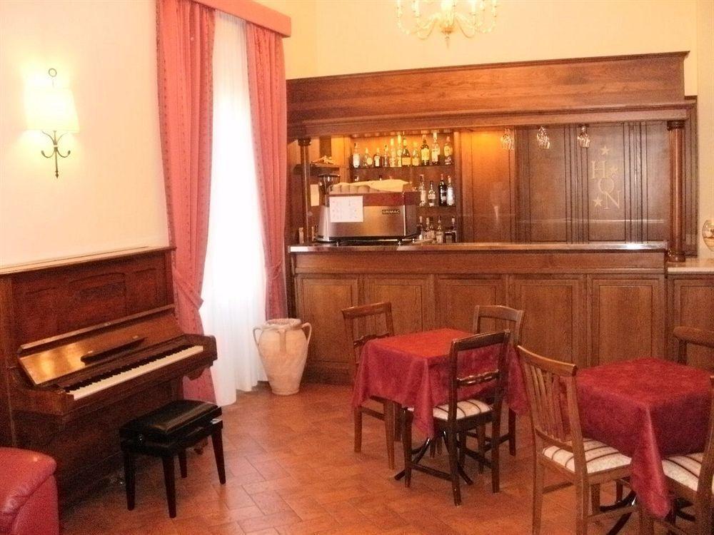 Hotel Oasi Neumann Кортона Екстериор снимка