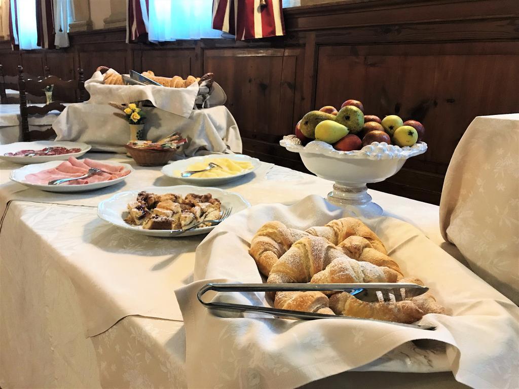 Hotel Oasi Neumann Кортона Екстериор снимка