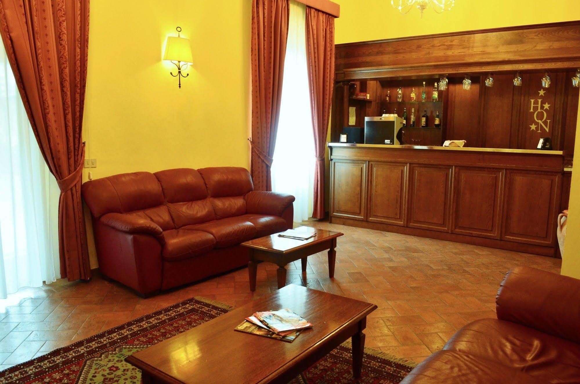 Hotel Oasi Neumann Кортона Екстериор снимка