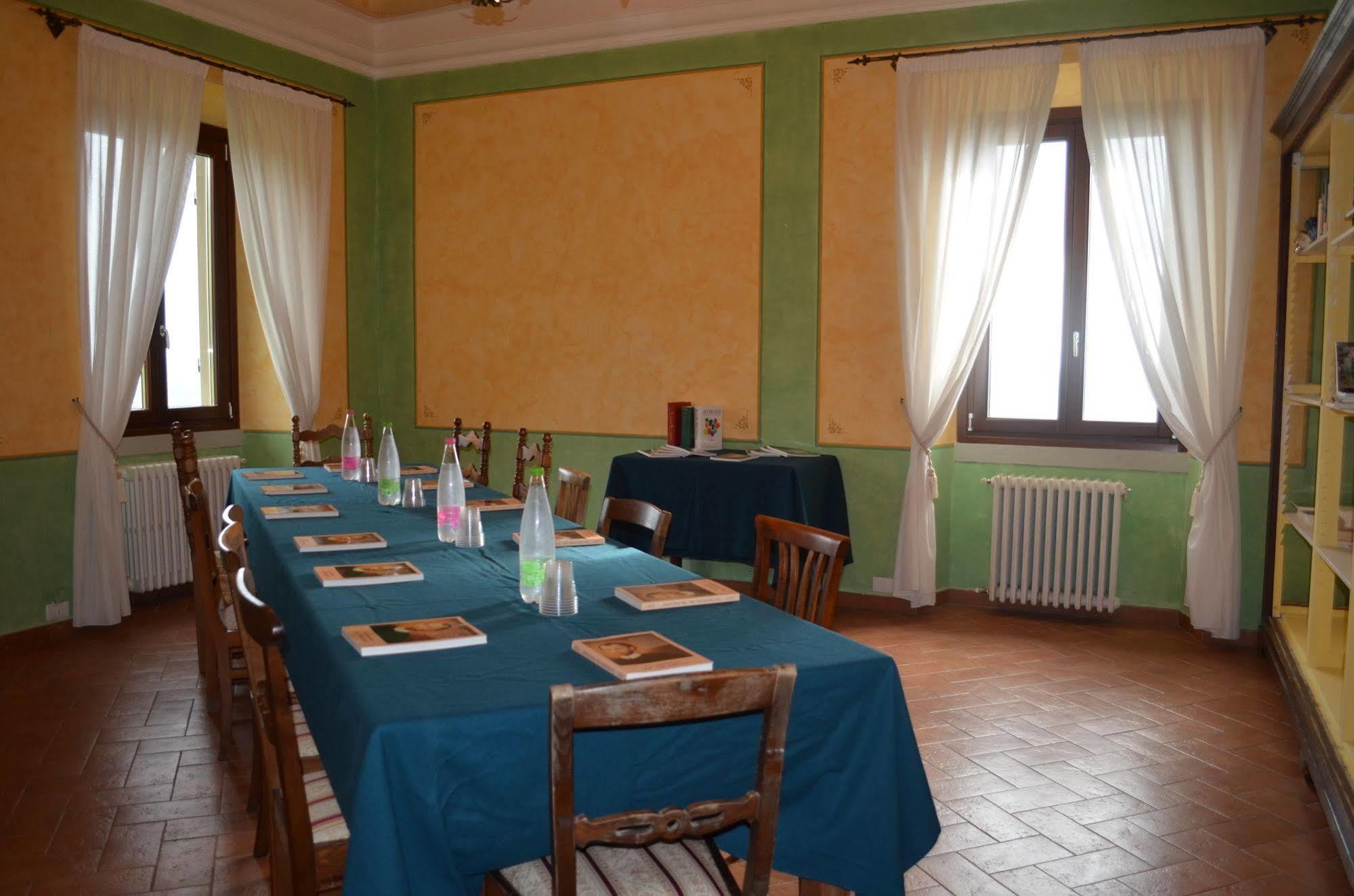 Hotel Oasi Neumann Кортона Екстериор снимка