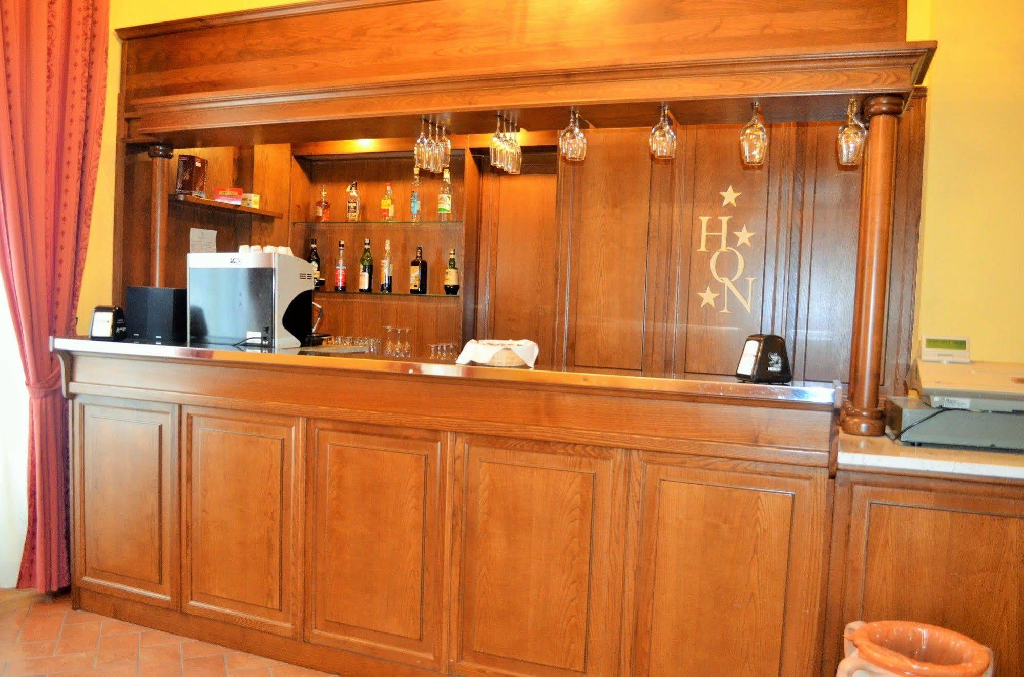 Hotel Oasi Neumann Кортона Екстериор снимка